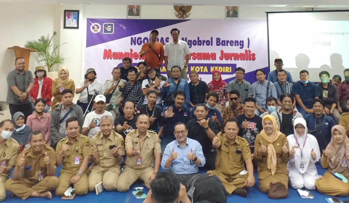 Direktur RSUD Gambiran dr. Aditya Bagus Djatmiko (duduk depan tengah) bersama jajaran dan para jurnalis di Kota Kediri. Foto: Ist.