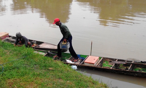Nur Ninja menggantungkan hidupnya pada Sungai Brangkal. foto: yudi eko purnomo/ BANGSAONLINE