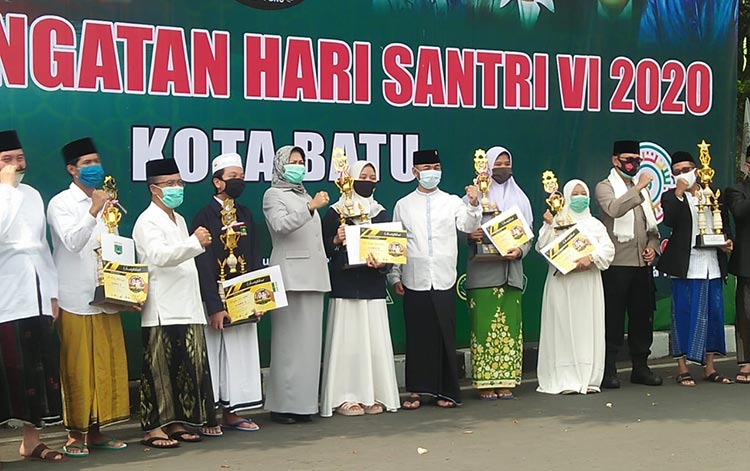 Wali Kota Batu Dewanti Rumpoko menjadi inspektur upacara dalam acara peringatan Hari Santri Nasional (HSN) di alun di Alun-alun Kota Batu, Kamis (22/10) pagi. foto: agus salimullah/ bangsaonline.com