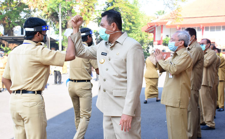 Bupati Pungkasiadi memberi salam Covid-19 kepada 216 ASN yang dilantik.