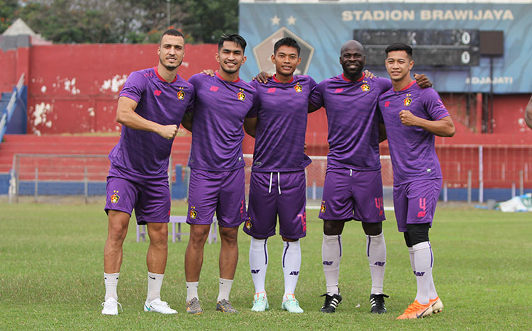 Jersey baru Persik untuk bermain di kandang, berwarna ungu. (foto: ist)