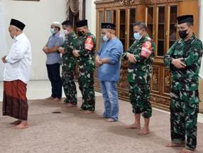 Prof. Dr. KH. Asep Saifuddin Chalim, M.A., jadi imam salat jamaah maghrib dengan makmum Komandan Korem (Danrem) 082/CPYJ Kolonel Inf Muhammad Daryanto, Dandim 0815/Mojokerto Letkol Inf Dwi Mawan Sutanto, dan Danramil 0815 Pacet Kapten Caj Lufi Anam di Pondok Pesantren Amanatul Ummah Pacet Mojokerto, Jumat (14/5/2021) malam. foto: ist 