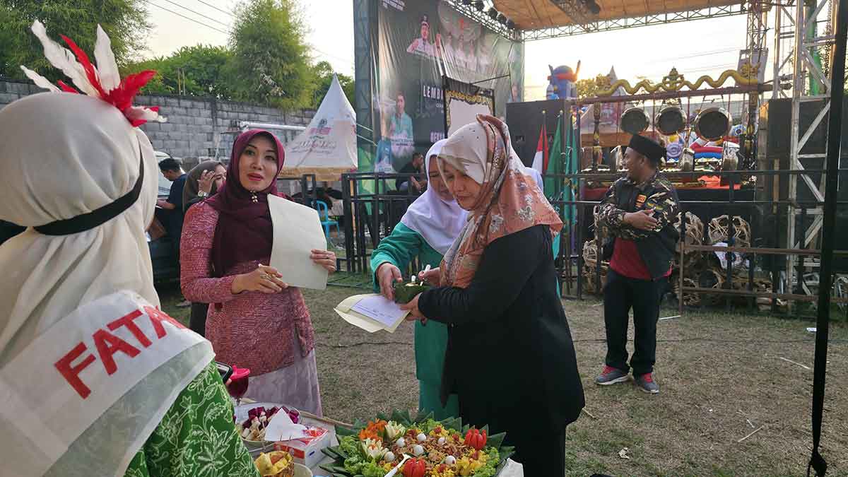 Anggota DPD RI dari Jawa Timur, Lia Istifhama atau yang akrab disapa Ning Lia, saat menjadi juri dalam lomba memasak di Lapangan Randupitu, Kabupaten Pasuruan.