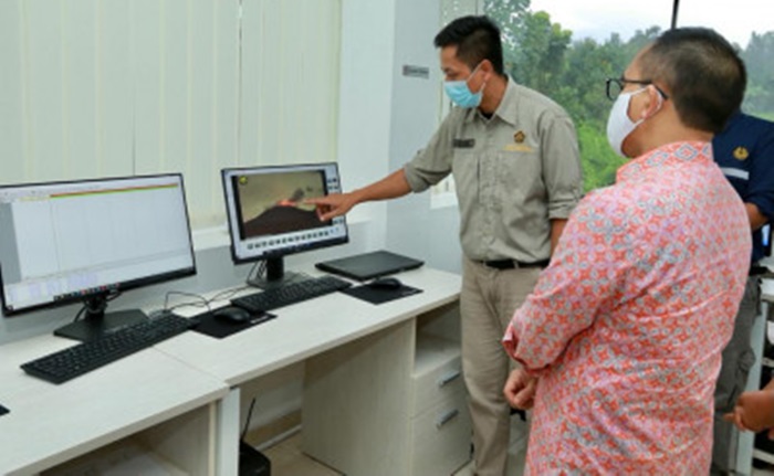 Bupati Anas di Pos Pengamatan Pemantauan Gunung Api (PPGA) Raung.