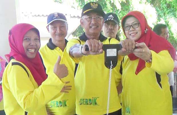 Wabup Sudjarno saat melakukan cek kesehatan dalam peringatan Hari Hipertensi Sedunia, Jumat (19/5).