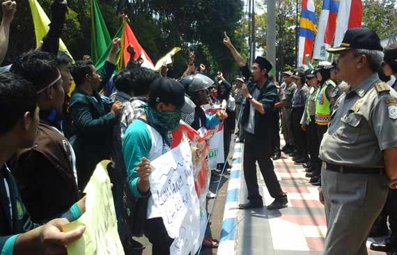 Aksi Mahasiswa IAIS saat berunjuk rasa di depan kantor Pemkab, DPRD dan Polres Lumajang. foto: imron/BANGSAONLINE