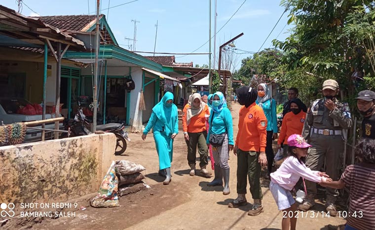 Istri Wali Kota Probolinggo, Ny. Aminah Zainal Abidin bersama pengurus TP PKK saat menyambangi lokasi terdampak banjir di Kecamatan Dringu.