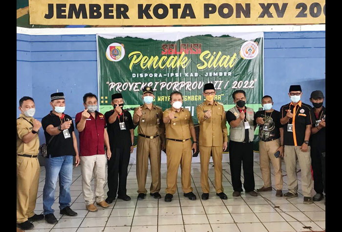 Bupati Hendy dan Wabup Gus Firjaun foto bersama para pengurus IPSI Jember.