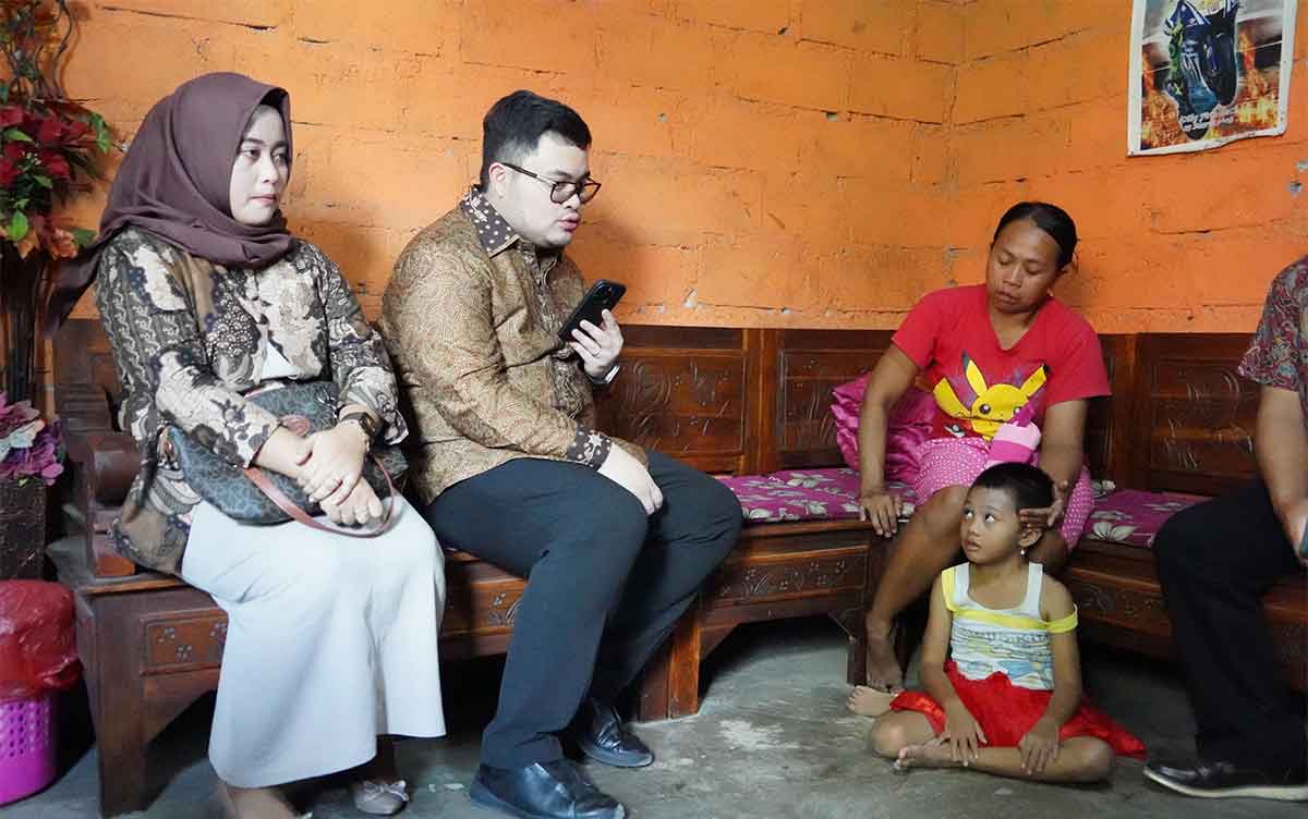 Bupati Kediri, Hanindhito Himawan Pramana, saat mengunjungi rumah Patmirohmah, untuk melihat langsung kondisi Alya. Foto: Ist