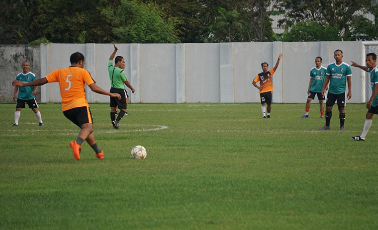 Aksi para pemain yang terdiri dari wartawan Sidoarjo dan Direktorat Jenderal Pajak dalam pertandingan sepak bola bertajuk Trofeo Lebaran.