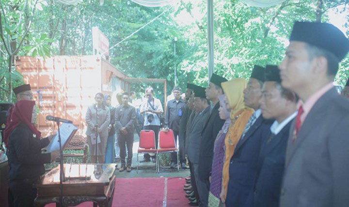 Wali Kota Mojokerto saat melantik pejabat yang dimutasi di ruang terbuka hijau.