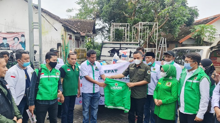 Sekjen DPP PPP, Muhammad Arwani Thomafi didampingi Ketua DPW PPP Jatim Hj. Mundjidah Wahab menyalurkan bantuan melalui Pos Petiga Peduli yang didirikan di Kantor DPC PPP Lumajang. foto: istimewa