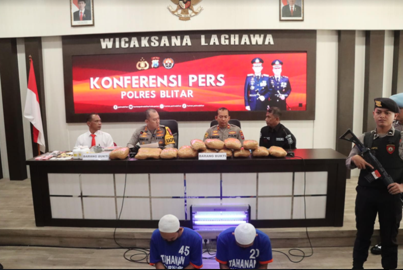 Pelaku pengedar ganja kering yang diamankan Polres Blitar saat konferensi pers