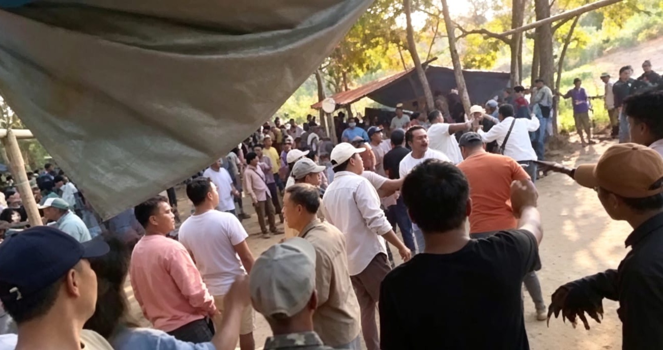 Tangkapan layar video yang memperlihatkan kericuhan di arena sabung ayam perbatasan Bangkalan-Sampang