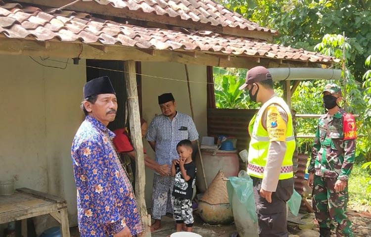 Kepala Desa Klapayan, Umar Faruk didampingi Apel Imam Nahrawi, Polsek, dan Danramil Kecamatan Sepulu saat meninjau kondisi rumah Nenek Amsa (9/5/2020).