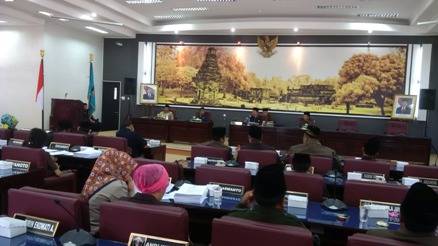 Peserta yang hadir mengikuti rapat paripurna dengan seksama. foto: Try Susanto/BangsaOnline.com
