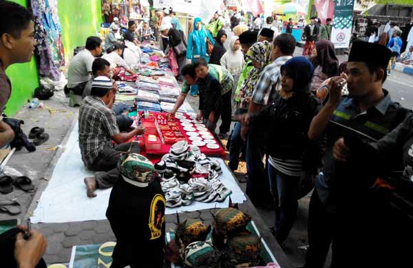 Pasar kaget di jalan HA Achmad Dahlan yang menggeliat selama event muktamar. (yudi eko purnomo/BANGSAONLINE)