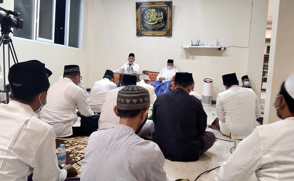 Prof. Dr. KH. Asep Saifuddin Chalim, M.A. saat memberikana taushiyah kepada para kiai peserta salat malam dan istighatsah di lantai atas rumah Ning Imah, salah satu putri Kiai Asep, di lingkungan Pondok Pesantren Amanatul Ummah Jalan Siwalankerto Utara Surabaya, Kamis (24/6/2021) malam. foto: mma/ bangsaonline.com