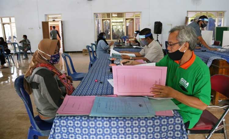 Petugas saat melayani warga yang akan mengurus Administrasi Kependudukan. (Kominfo)