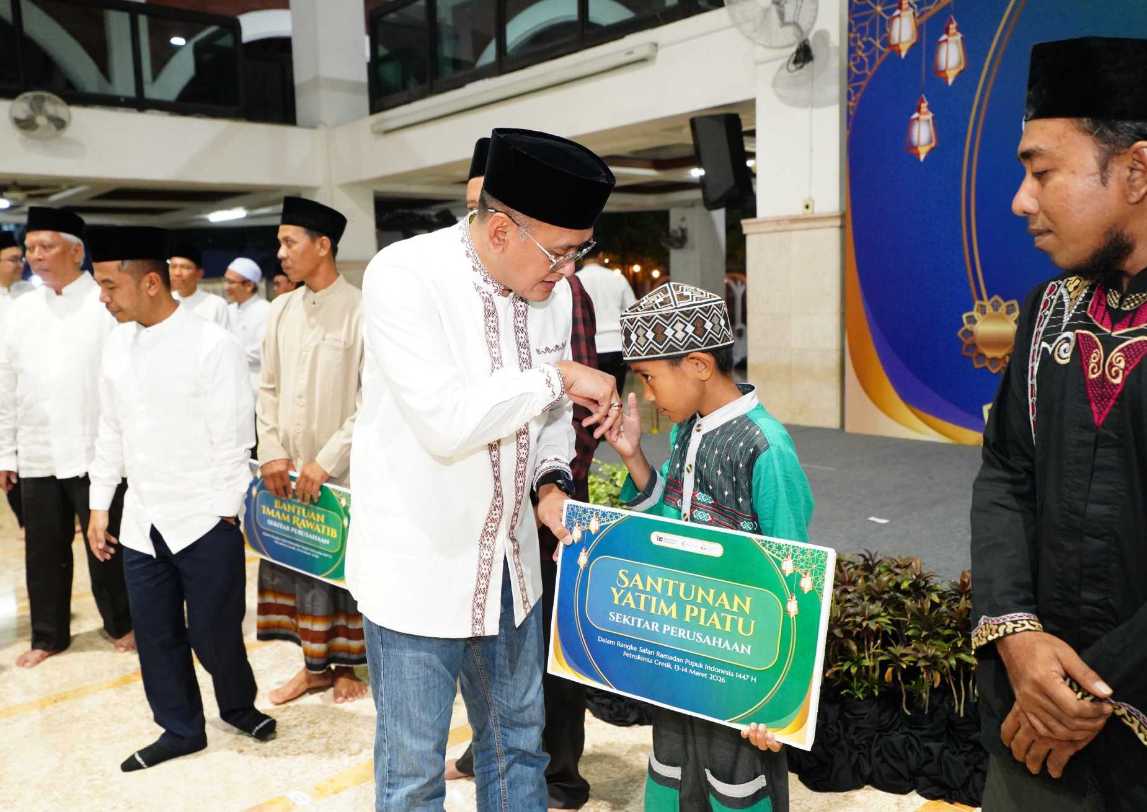 Dirut PT PI Rahmad Pribadi didampingi Dirut Petrokimia Gresik Daconi Khotob memberikan sanrunan kepada masyarakat Gresik. foto: ist.