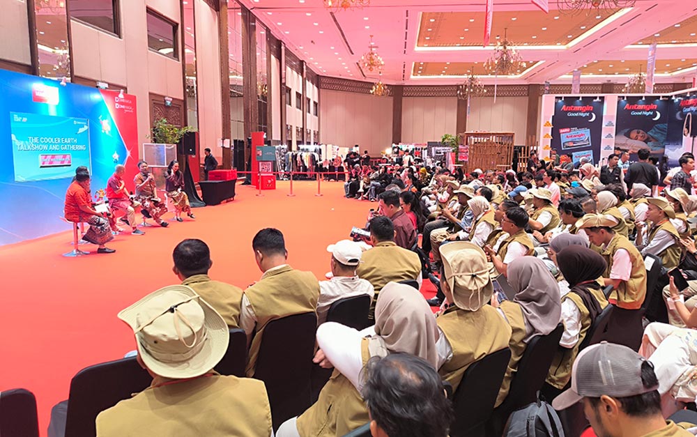 Talkshow bertema "Langkah Bersama untuk Wujudkan The Cooler Earth (TCE)" yang menjadi rangkaian kegiatan CIMB Niaga Journalist Class & Workshop.