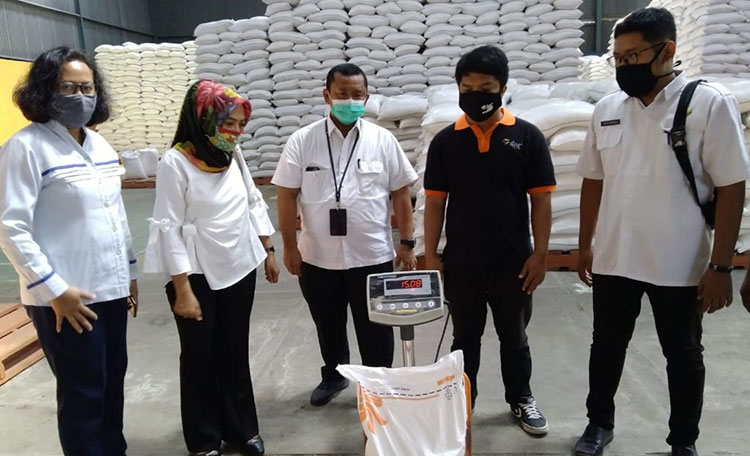 M. Kamin Siregar, Pemimpin Perum Bulog Cabang Kediri (tengah) saat mengecek beras di Gudang Bulog. (foto: ist).