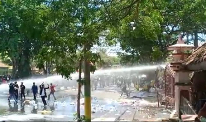 Demo Mahasiswa Pamekasan di DPRD Berakhir dengan Ricuh