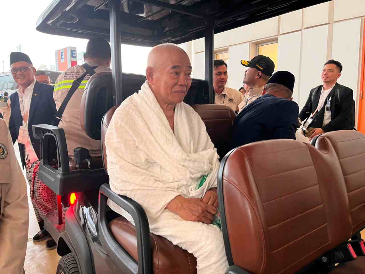 Amirulhaj Prof Dr KH Asep Saifuddin Chalim, MA dan para Amirulhaj lainnya serta Menteri Haji dan Umrah RI Dr Mochammad Irfan Yusuf. Foto: M. Sulthon Neagara/bangsaonline