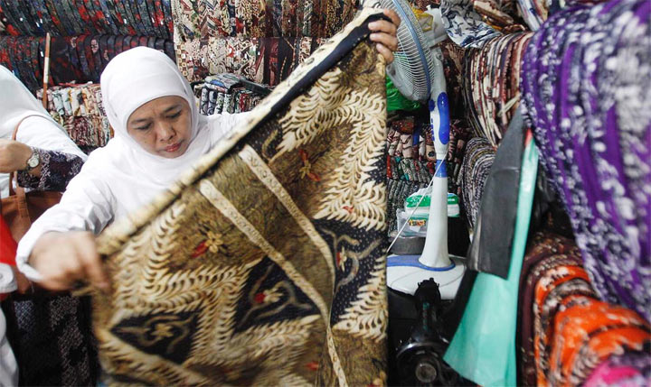 Gubernur Jawa Timur Khofifah Indar Parawansa setiap kunjungan ke daerah selalu menyempatkan mampir ke sentra batik. foto: Istimewa/ BANGSAONLINE