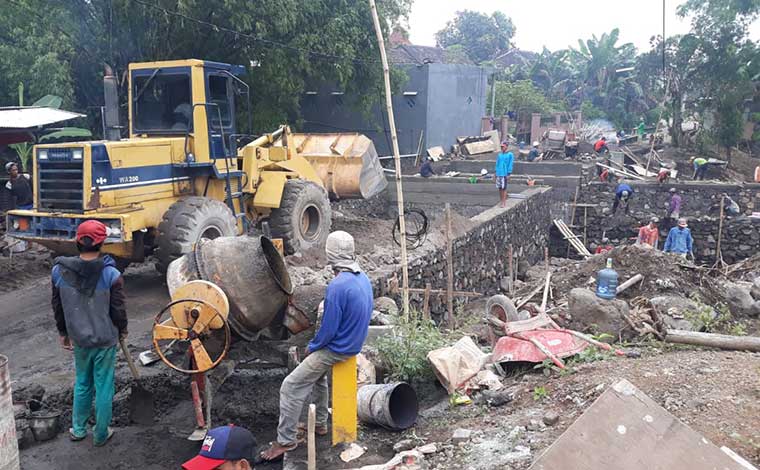 Perbaikan salah satu jembatan yang rusak akibat bencana.