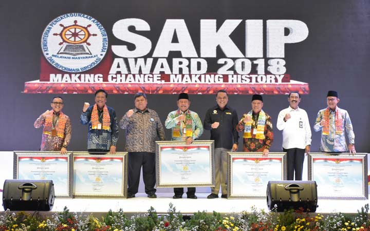 Bupati Sambari HR (dua dari kiri) saat terima Sakip dari Kemenpan-RB. foto: ist