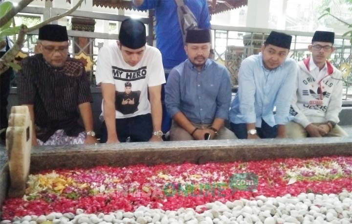 Al Ghazali (dua dari kiri) saat berada di makam Gus Dur. foto: RONY S/ BANGSAONLINE