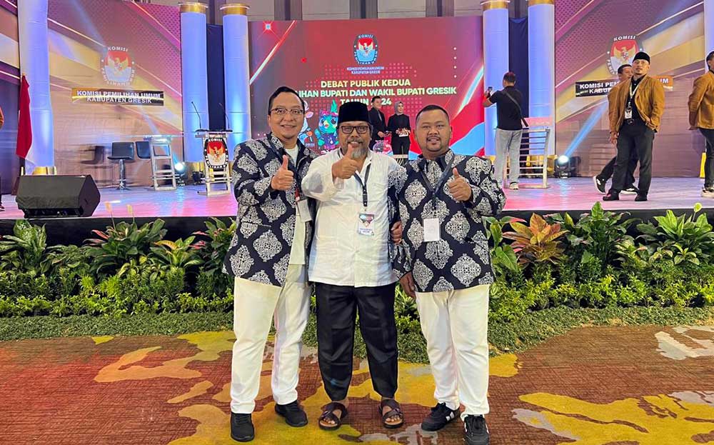 Gus Nur (tengah) bersama pasangan Yani-Alif usai debat publik kedua yang digelar KPU Gresik. Foto: Ist.