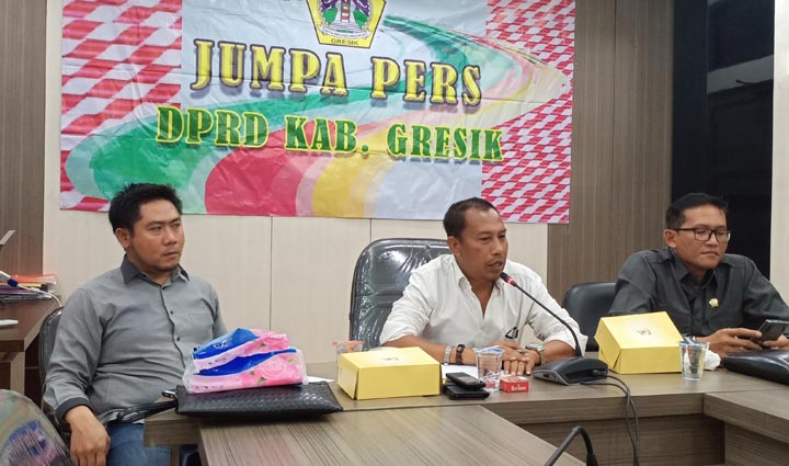 Ketua Komisi III DPRD Gresik Asroin Widiyana didampingi pimpinan dan anggota saat memberikan keterangan pers. foto: SYUHUD/ BANGSAONLINE