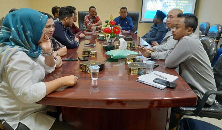 Kepala DPMPTSP sedang memberikan arahan kepada Komisi I DPRD Banyuwangi.