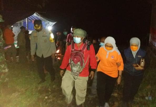 Wakil Bupati Lumajang Indah Amperawati bersama Dandim dan Kapolres saat memantau langsung Gunung Semeru di pos pantau Gunung Semeru Lumajang, Ahad (17/1/2021). foto: IST/ BANGSAONLINE.COM