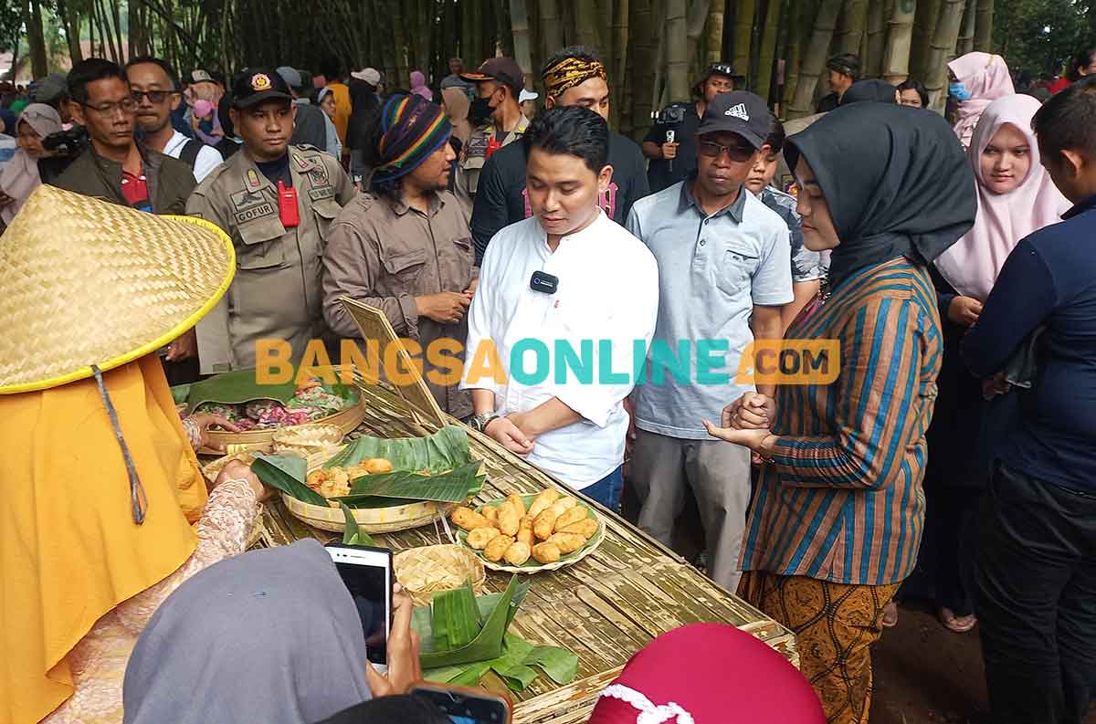 Wakil Bupati Mojokerto, Muhammad Al Barra atau yang akrab disapa Gus Barra, saat berbaur bersama masyarakat di Pasar Keramat. Foto: ROCHMAT SAIFUL ARIS/BANGSAONLINE