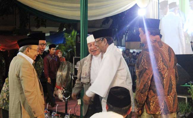 KHA Hasyim Muzadi disambut para kiai dan masyayikh dalam puncak Haul Almarhumin di Pondok Pesantren Buntet Cirebon Jawa Barat. foto: istimewa