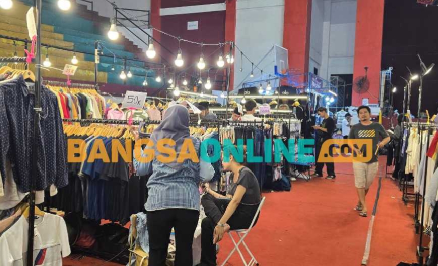 Suasana tenant di sudut Bangkalan Bazar Fashion. Foto: Ahmad Fauzi/BANGSAONLINE.com