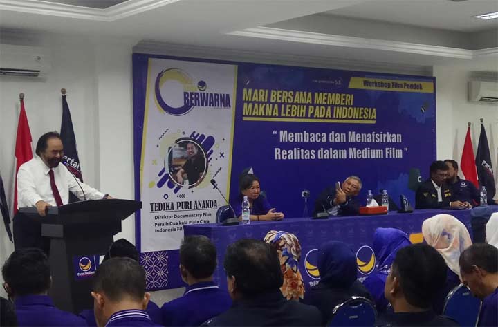 Ketua Umum DPP Partai NasDem, Surya Paloh, memberikan pembekalan kepada caleg NasDem dapil Jatim di kantor Bappilu DPW Partai NasDem Jatim. foto: DIDI ROSADI/ BANGSAONLINE