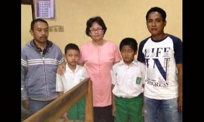Kedua anak yang di temukan di Terminal, dijemput kedua orang tuanya. foto: soewandito/ BANGSAONLINE