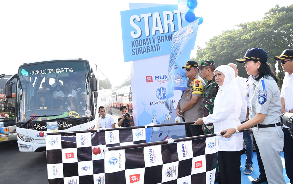 Gubernur Jatim Khofifah Indar Parawansa saat memberangkatkan mudik bareng, tahun lalu.