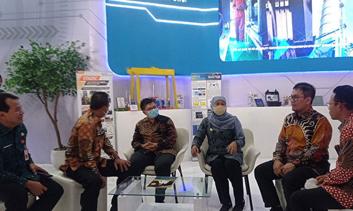 Gubernur Khofifah saat bersama Jajaran PLN Nusantara Power di stan PJB Connect 2022.
