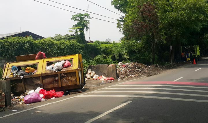 Tumpukan sampah di jalan raya Desa Gununggangsir yang dikeluhkan warga.