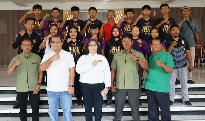 
Pj Wali Kota Kediri Zanariah dengan para atlet balap sepeda. (Ist)