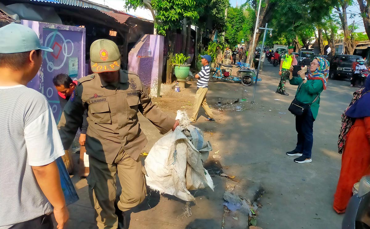 PKL dan Pengendara di Pasar Bangil Ditertibkan Satpol PP