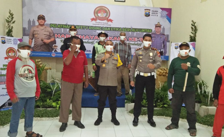 Kapolres Kediri Kota, AKBP Miko Indrayana didampingi Kasatlantas Iptu Arpan, foto bersama peserta pelatihan dari Kosti Kediri. foto: MUJI HARJITA/ BANGSAONLINE