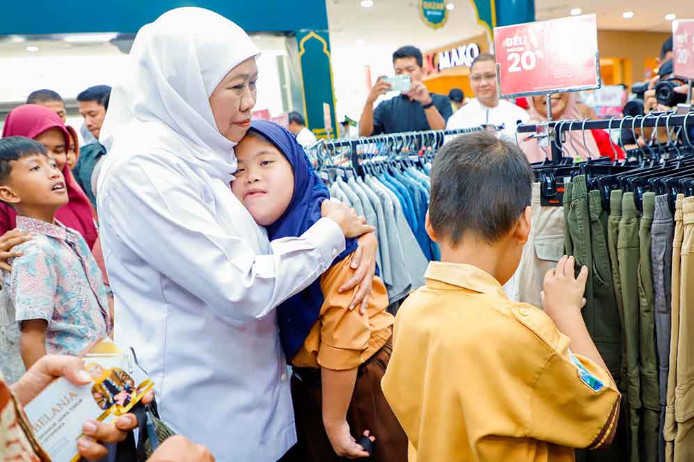 Gubernur Jatim, Khofifah Indar Parawansa, juga turut mendampingi anak berkebutuhan khusus. (Ist)