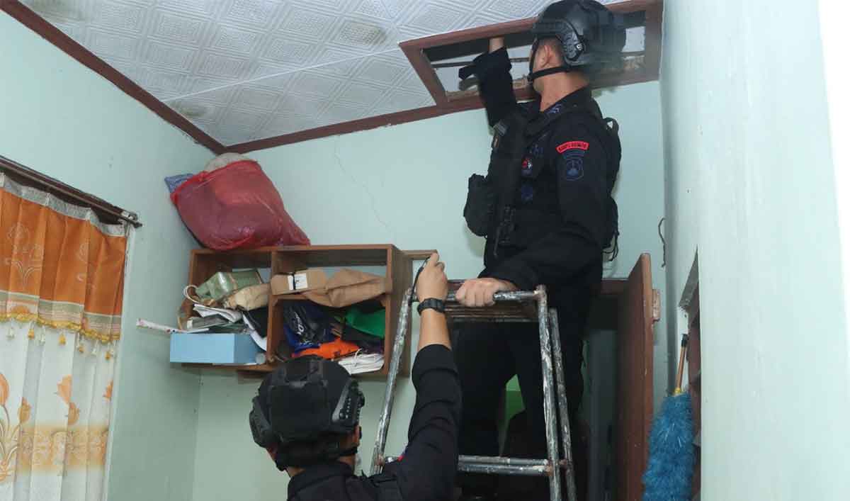 Petugas saat mengevakuasi granat dari rumah pensiunan TNI AL di Kota Blitar.
