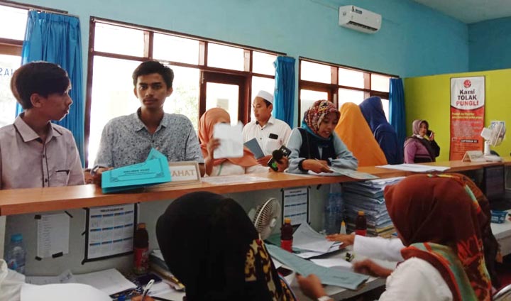 Suasana pelayanan di Dispendukcapil Bangkalan, Rabu (19/2).